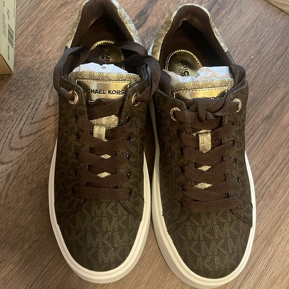 Metallic Two-Tone Signature Logo Platform Sneaker. Size 7 - Picture 2 of 7